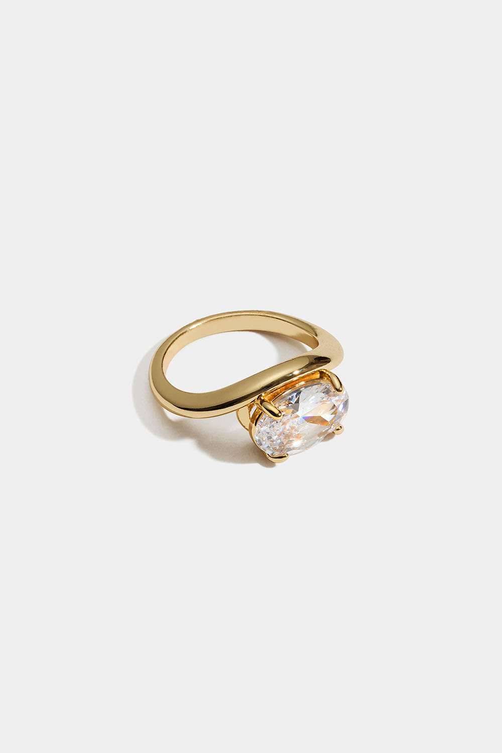 Guldfarvet ring i bølget design med oval glassten