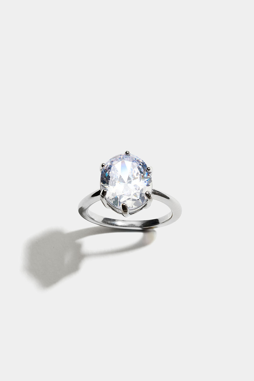 Ring i stål med stor oval Cubic Zirconia