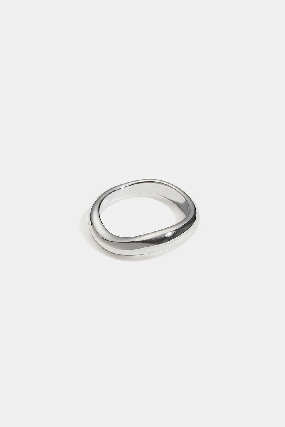Bølget ring i stål