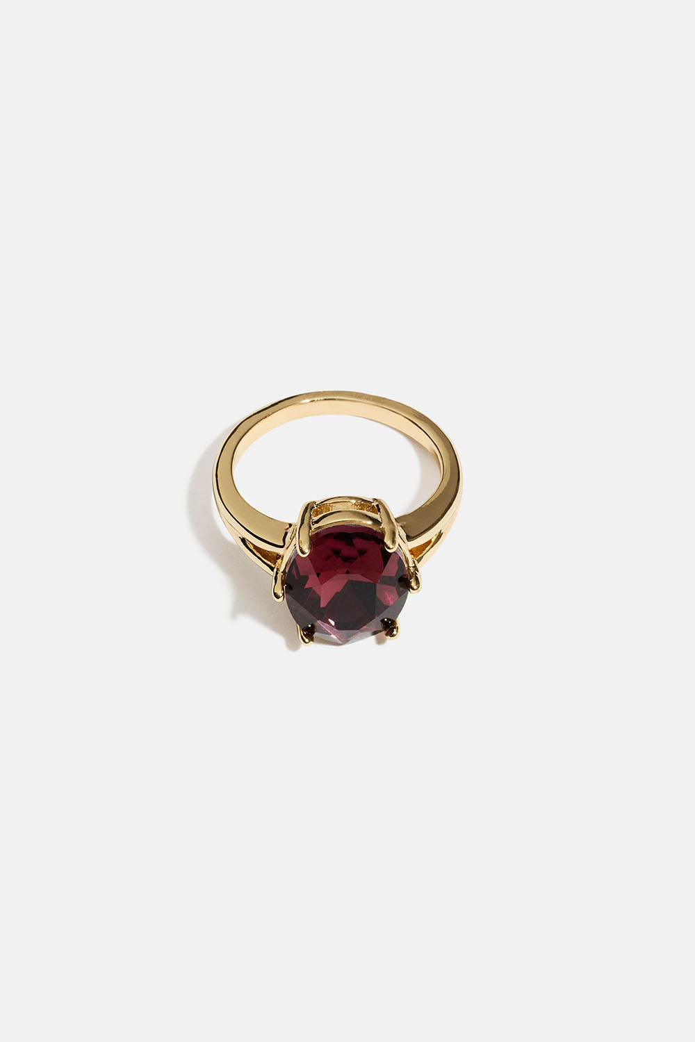 Ring med stor vinrød glassten