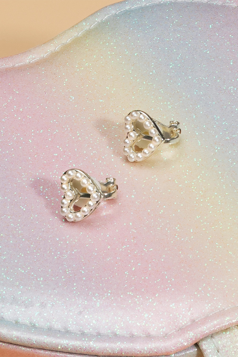 Små hjerteformede clipsøreringe med perler