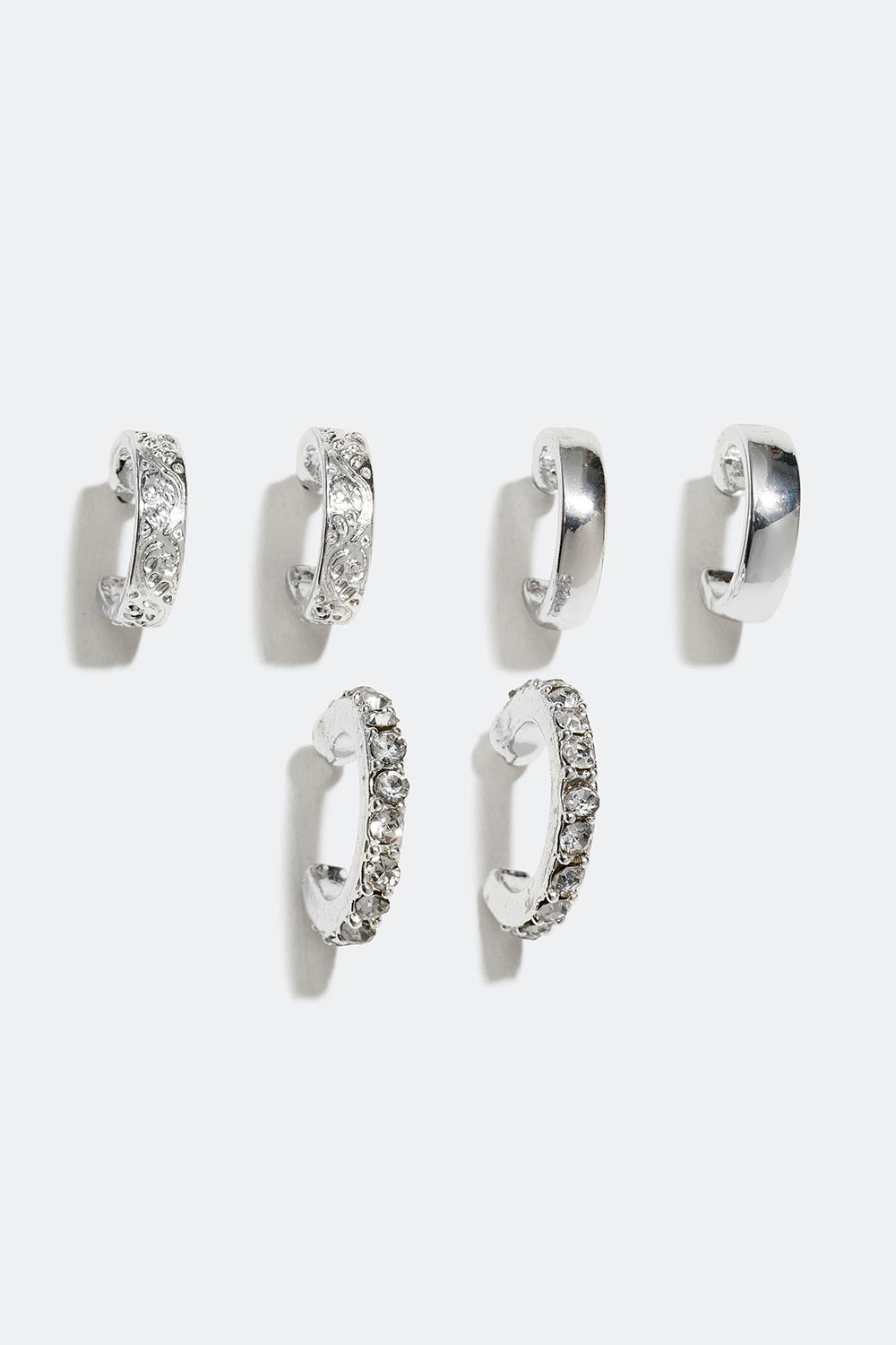 Små creoler med forskellige strukturer og dekorationer