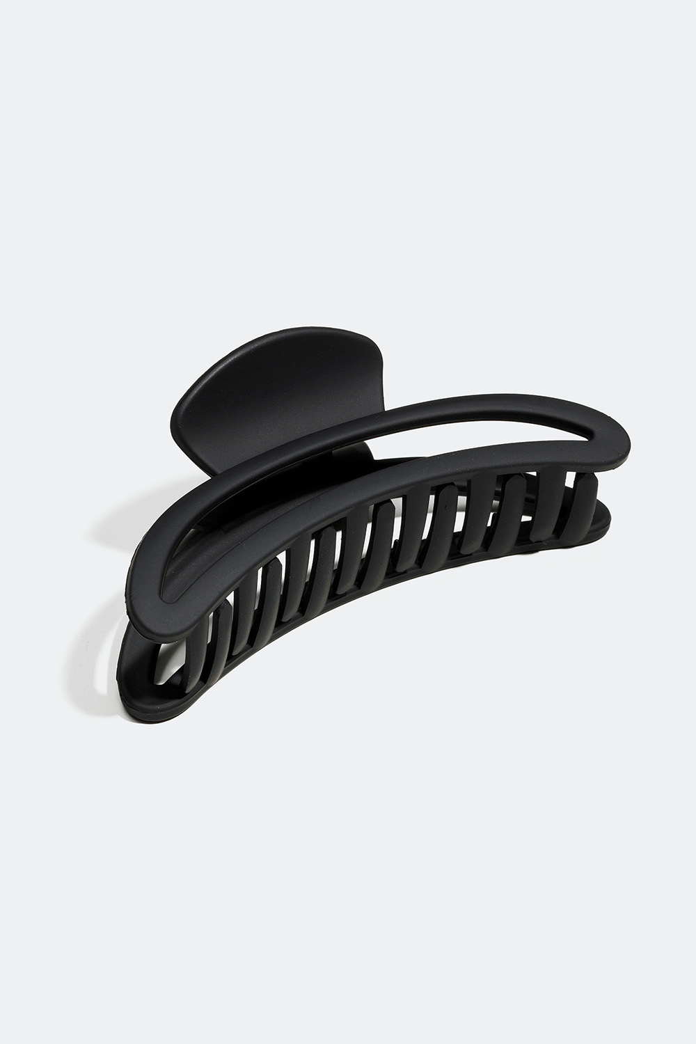 Aflang sort hårklemme med udskåret detalje