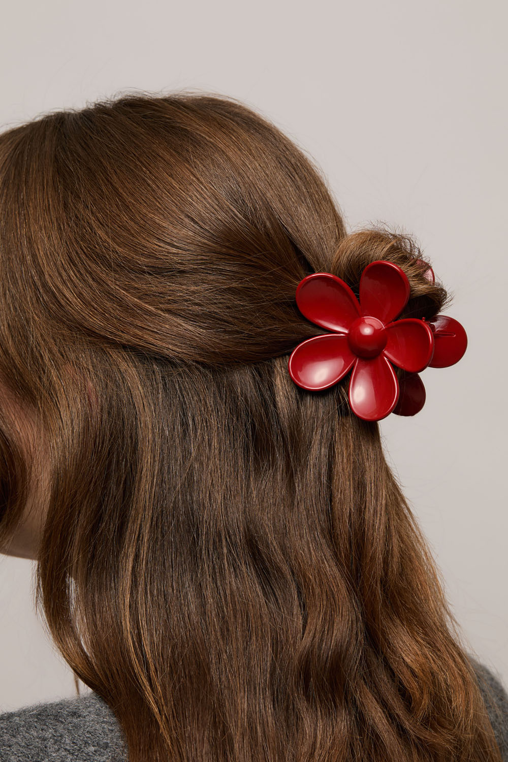 Rødt blomsterformet hårspænde