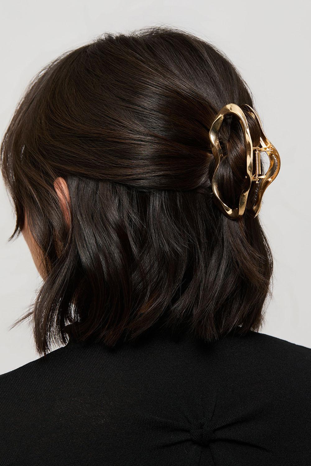 Guldfarvet hårspænde i organisk form