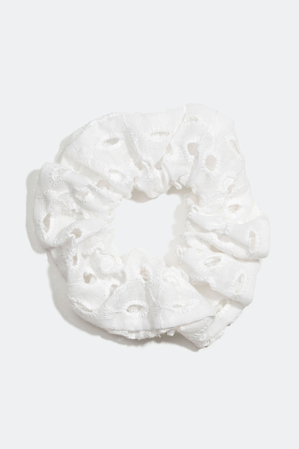 Hvid scrunchie med broderimønster