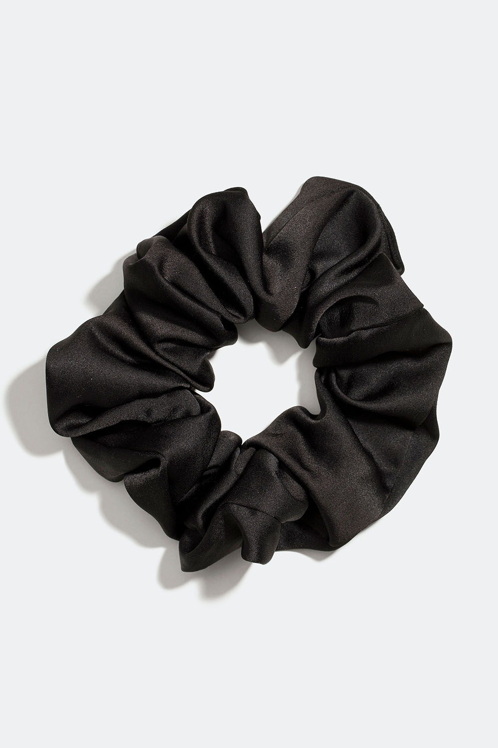 Sort scrunchie i imiteret silke