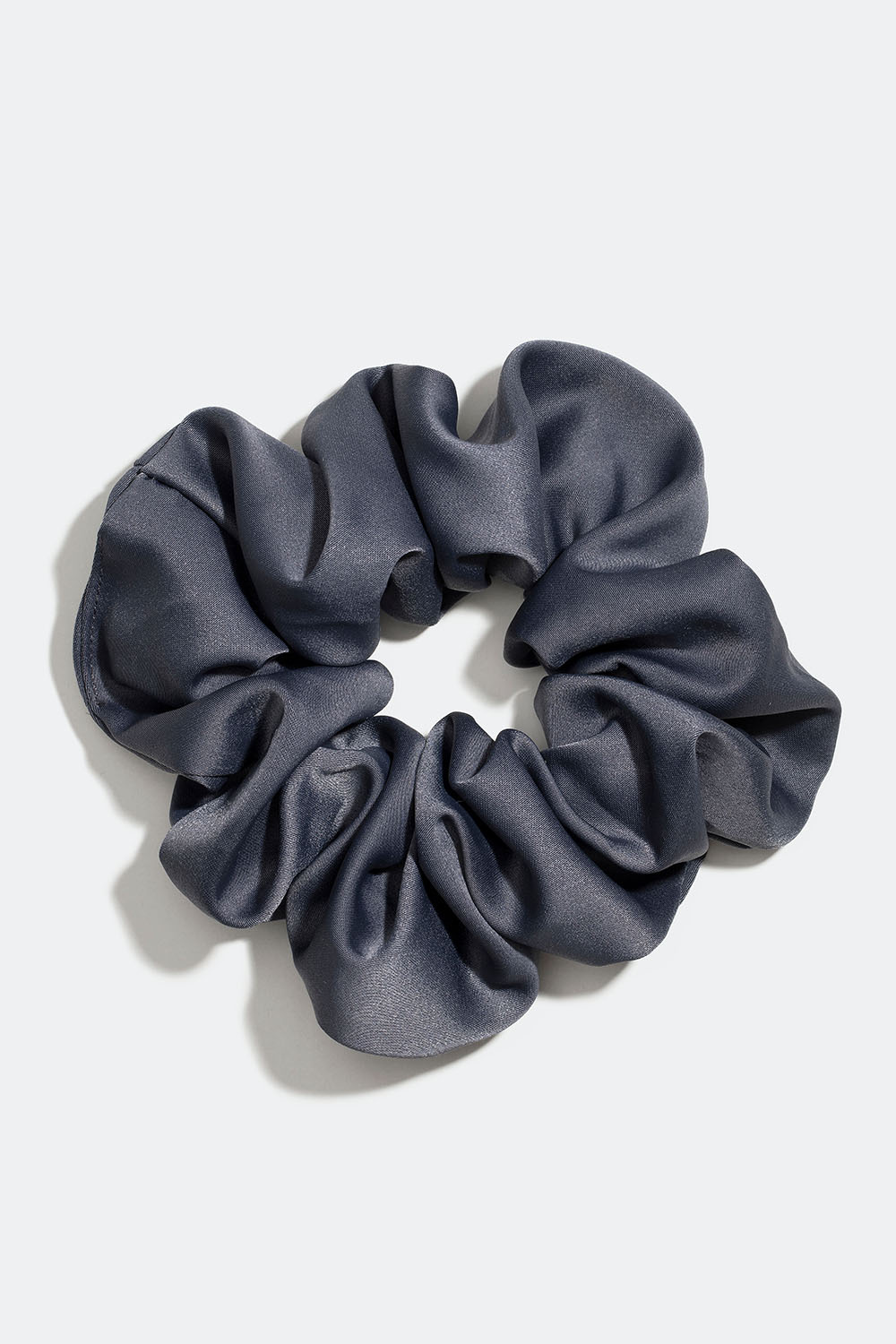Grå scrunchie i imiteret silke