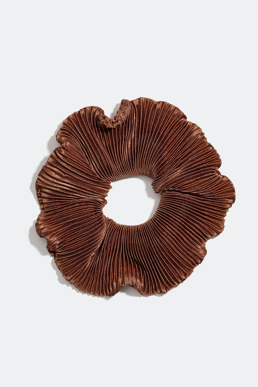 Brun scrunchie i plisseret imiteret silke