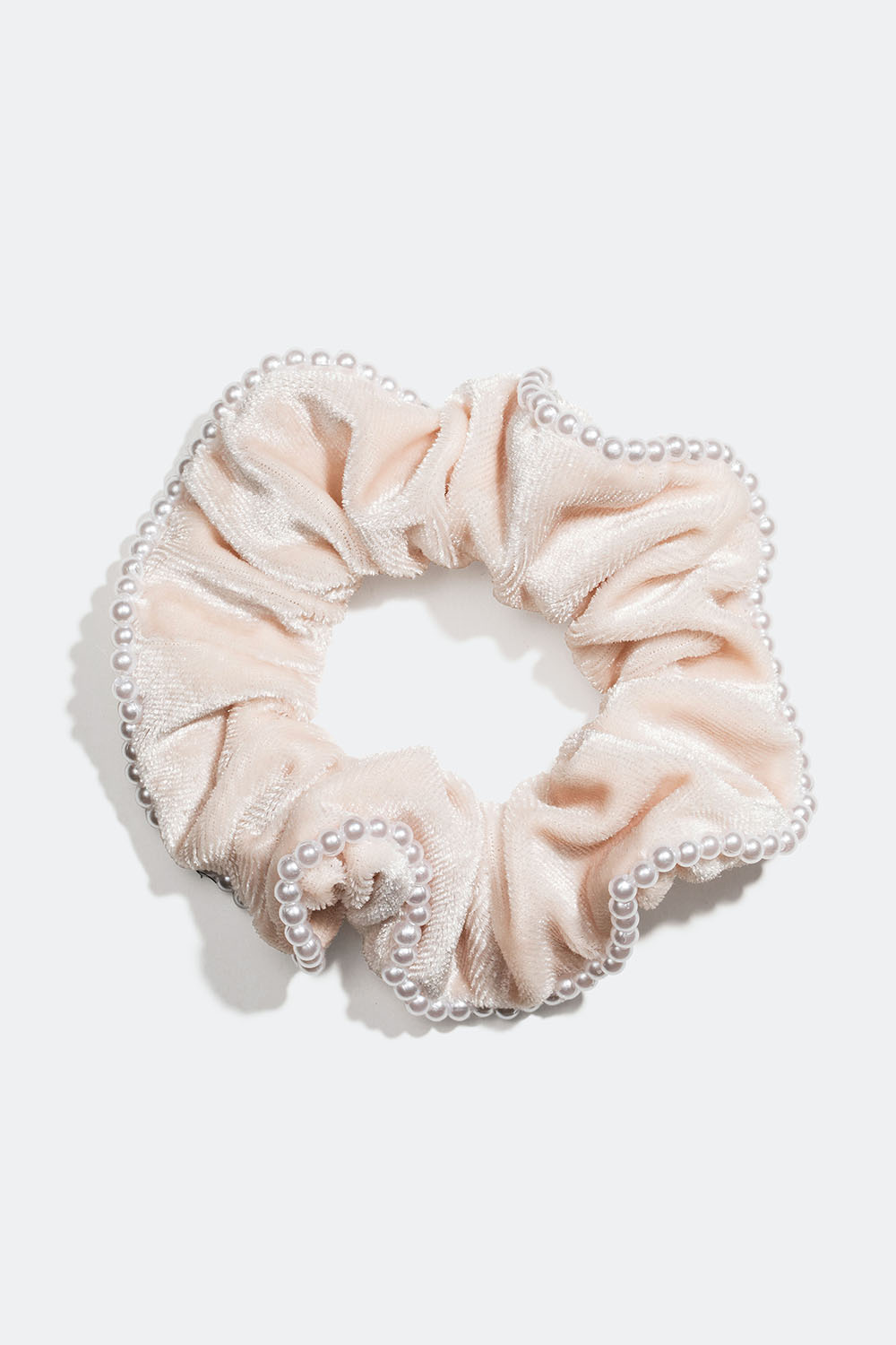 Beige scrunchie i imiteret fløjl med hvide perler