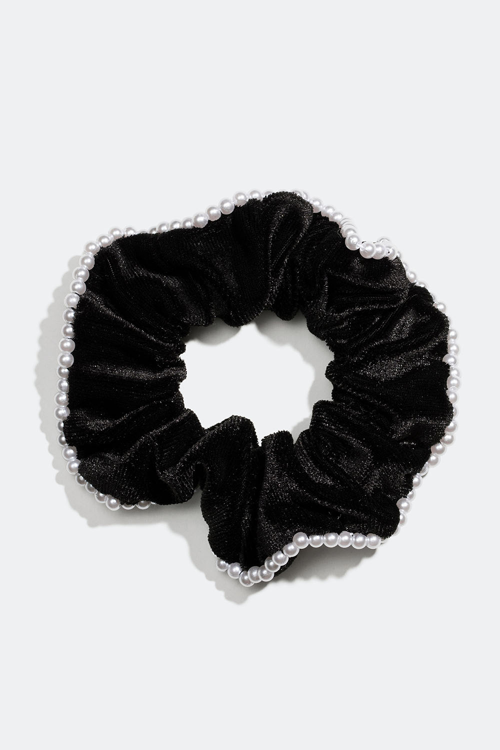 Sort scrunchie i imiteret fløjl med hvide perler
