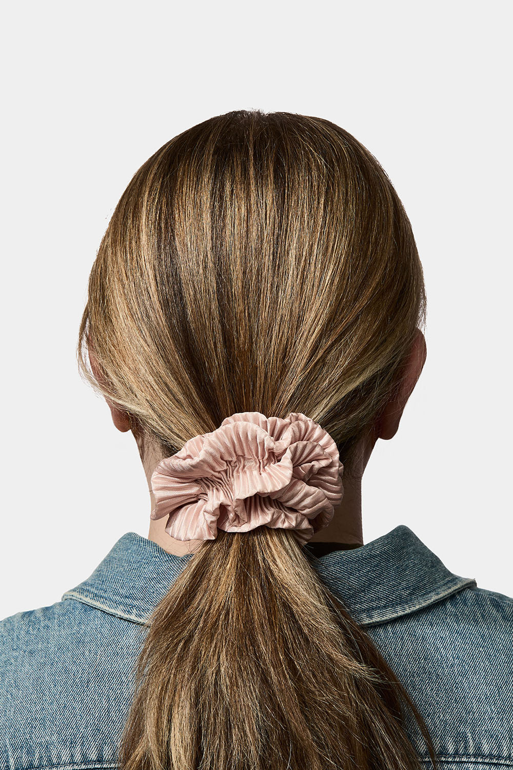 Rosa, plisseret scrunchie med volanter