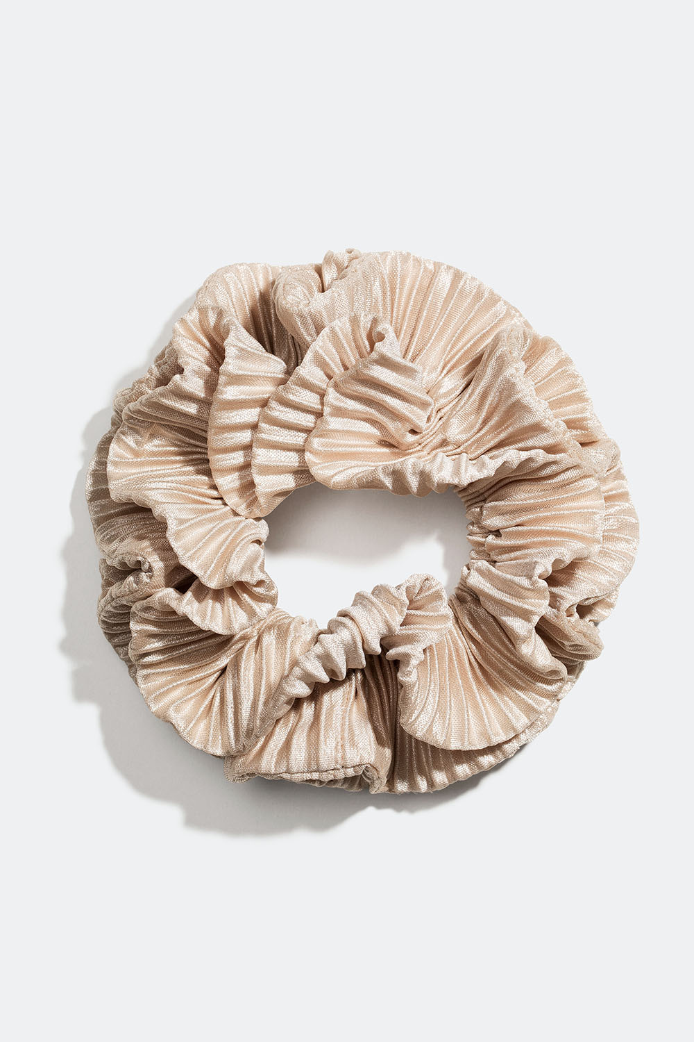Beige scrunchie med volanter i plisseret imiteret silke