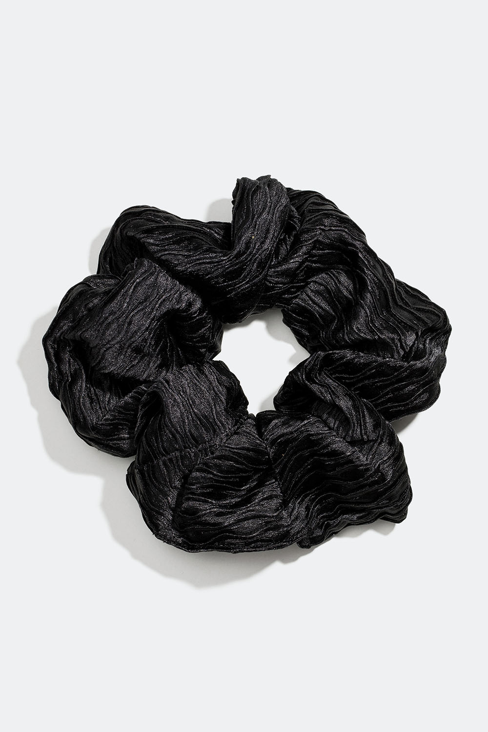 Stort sort scrunchie med plisseret stof