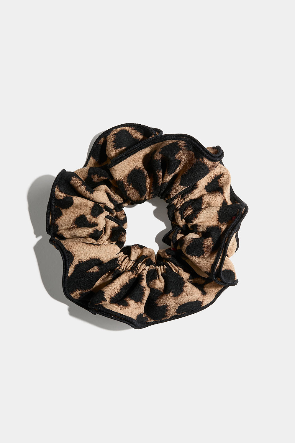 Scrunchie med leopardprint med sort kant