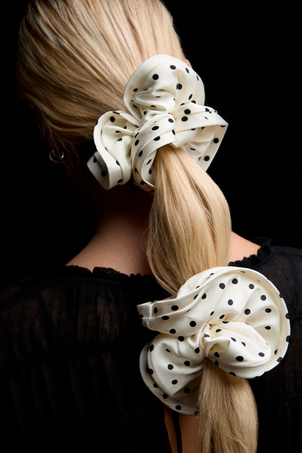 Stor hvid scrunchie i imiteret silke med prikker