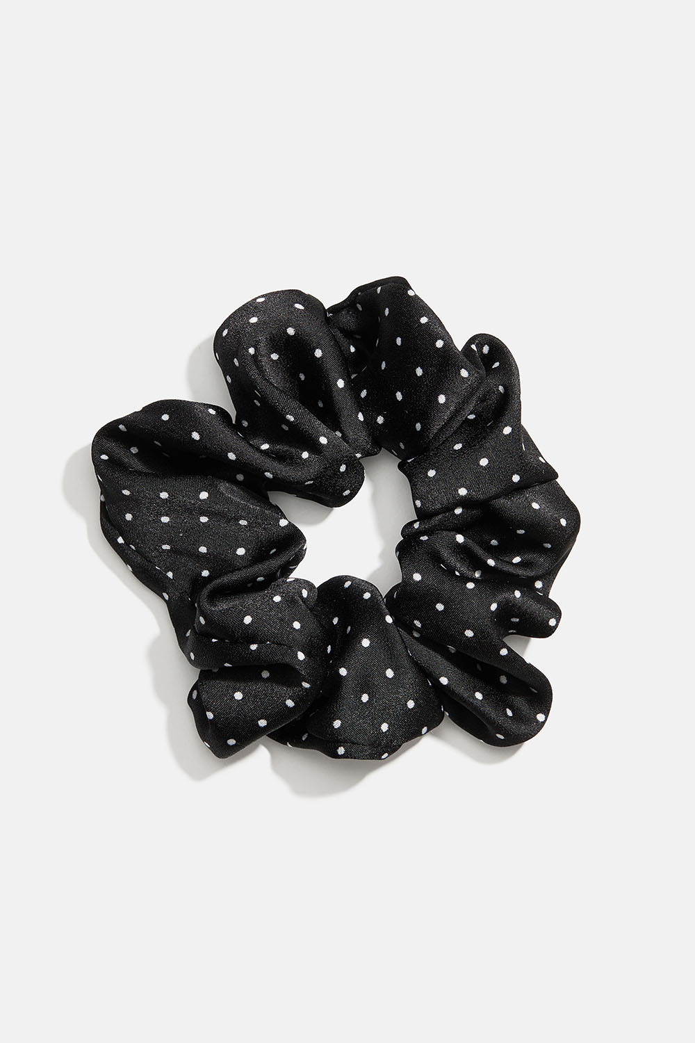 Sort scrunchie i imiteret silke med hvide prikker