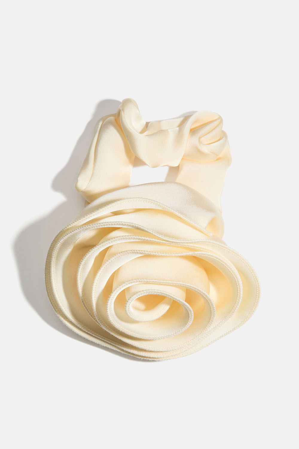 Hvid scrunchie med stor rose