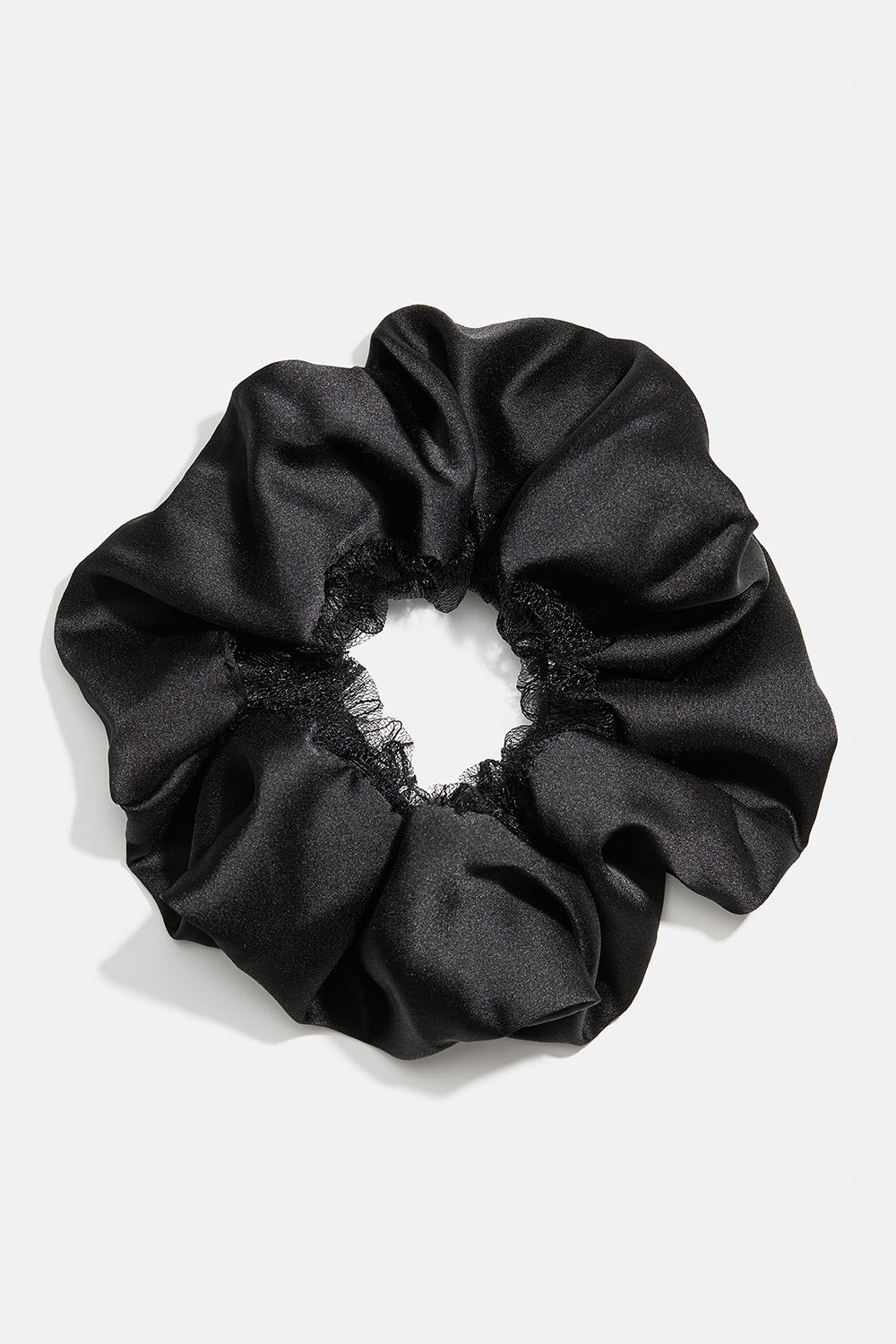 Sort scrunchie i imiteret silke og blondedetalje