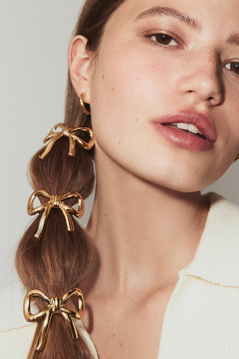 Hårelastik med sløjfe i gyldent metal