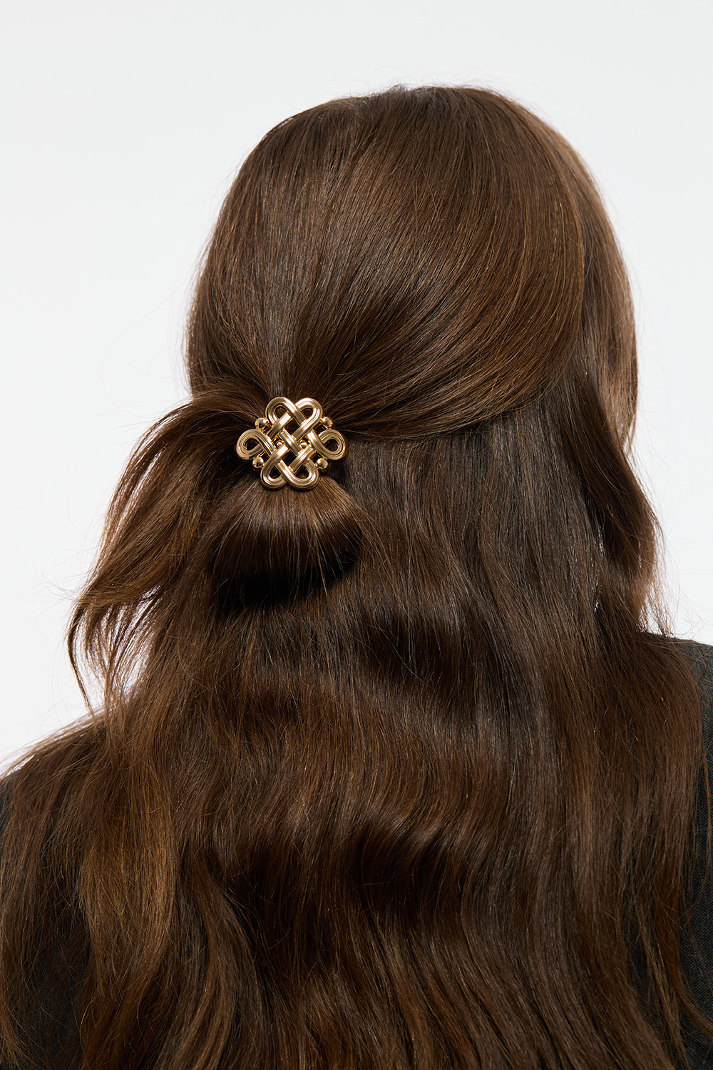 Hårelastik med guldfarvet metaldekoration