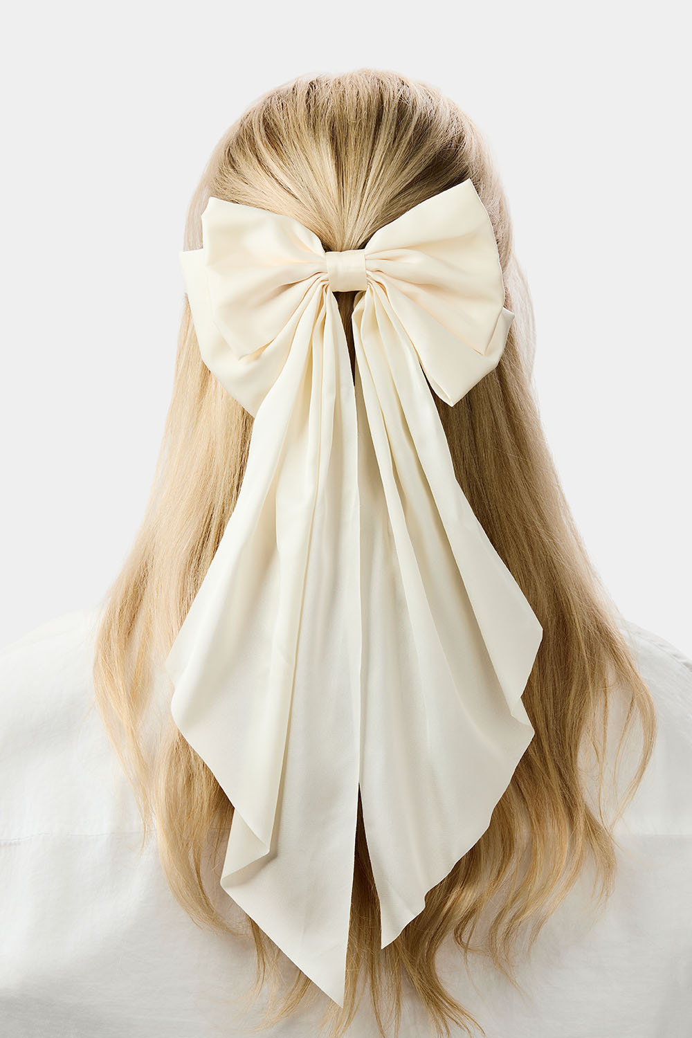 Hårspænde med stor hvid sløjfe i imiteret silke.