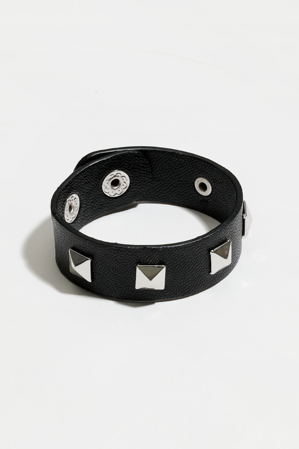 Armbånd i imiteret læder og nitter