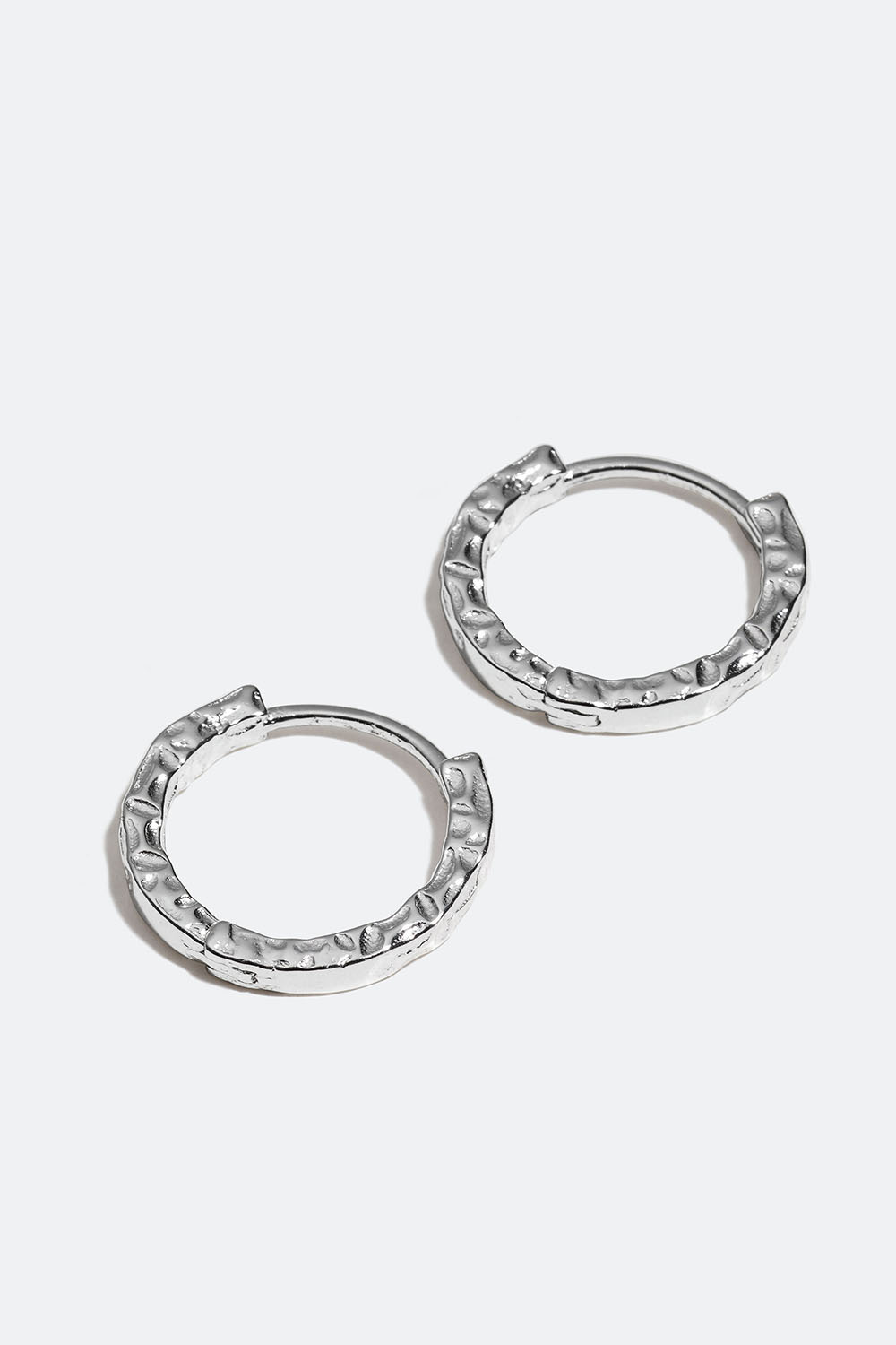 Hoops i ægte sølv med hamret design