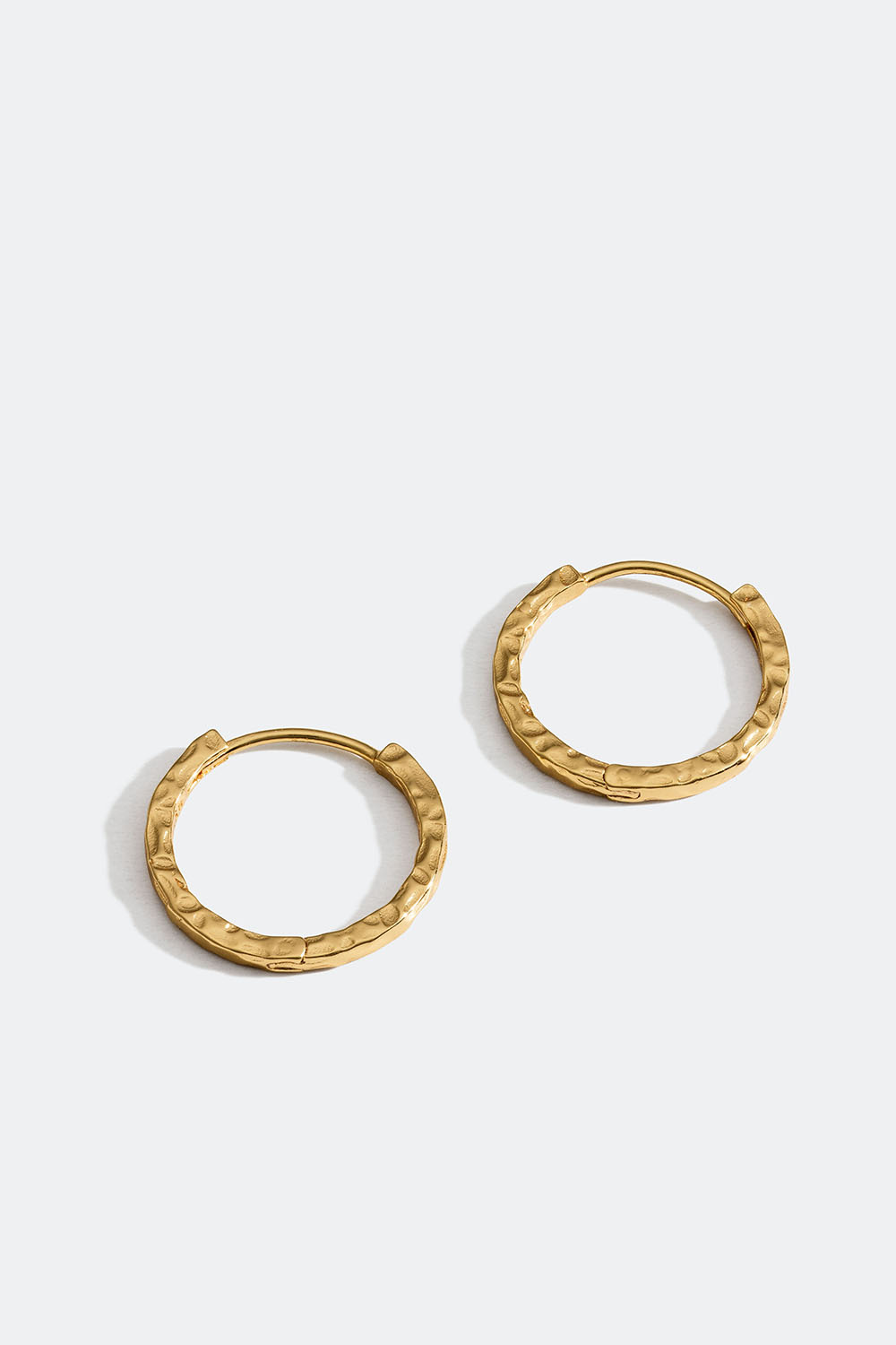 Hamrede hoops i 18 karat forgyldt ægte