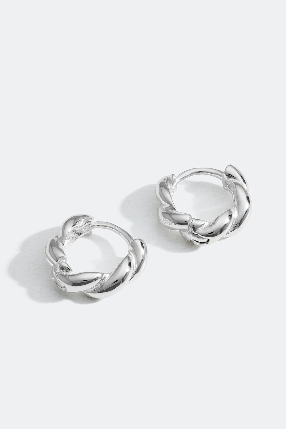 Små hoops i ægte sølv med et snoet design