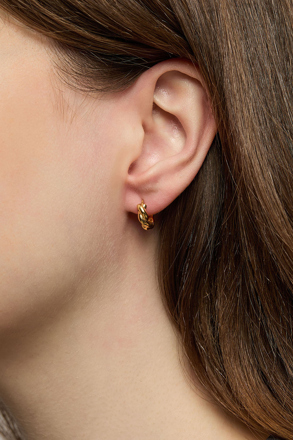 Små hoops i 18 k guldbelagt ægte sølv med snoet design