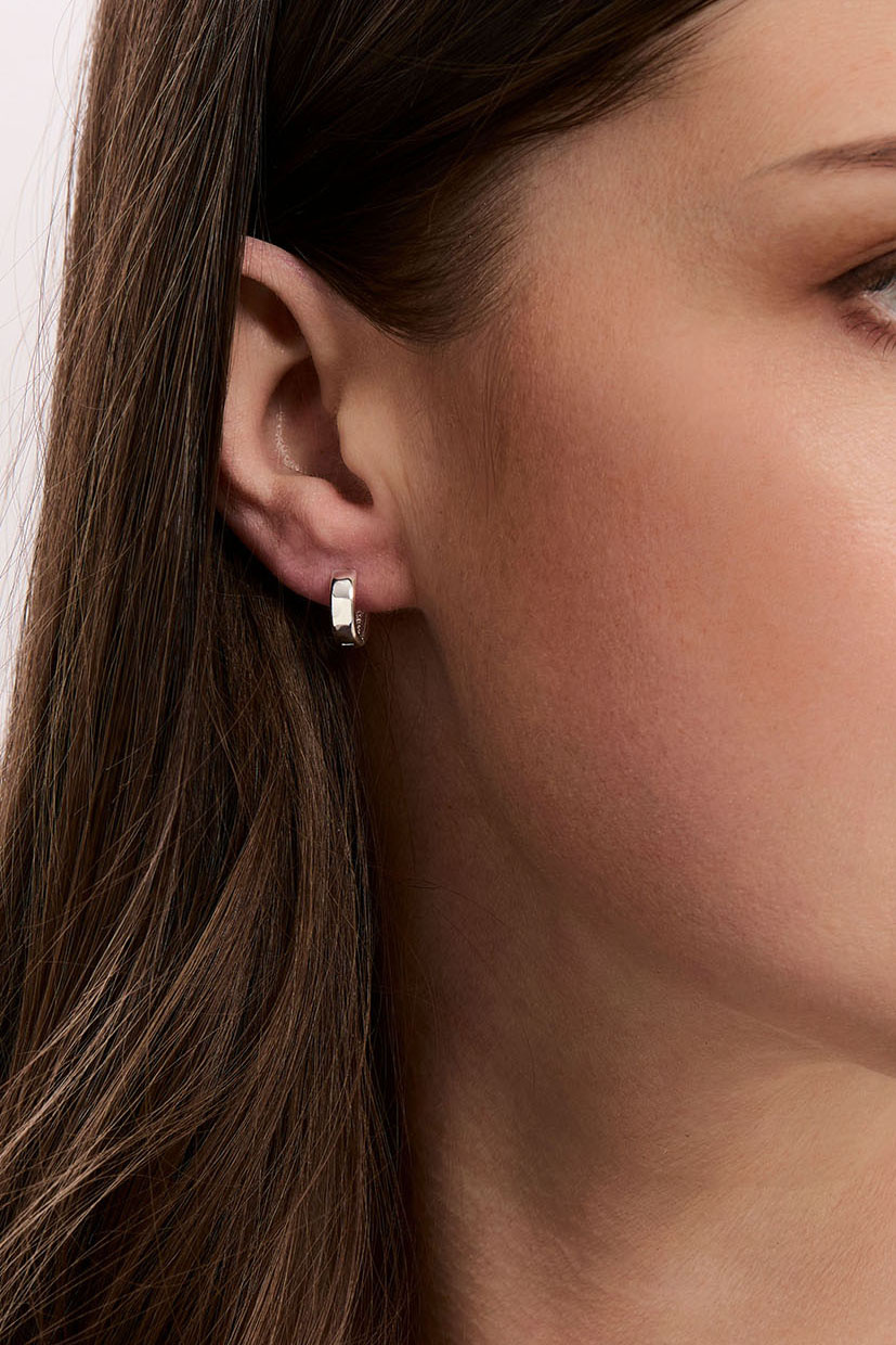 Brede mini-hoops i ægte sølv