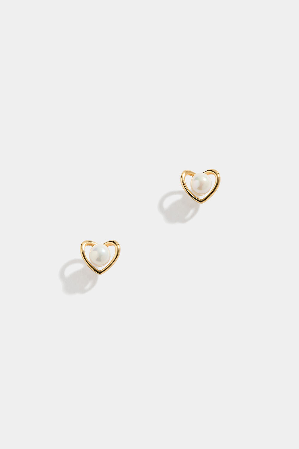 Ørestikker i guldbelagt sølv i hjerteform med perle