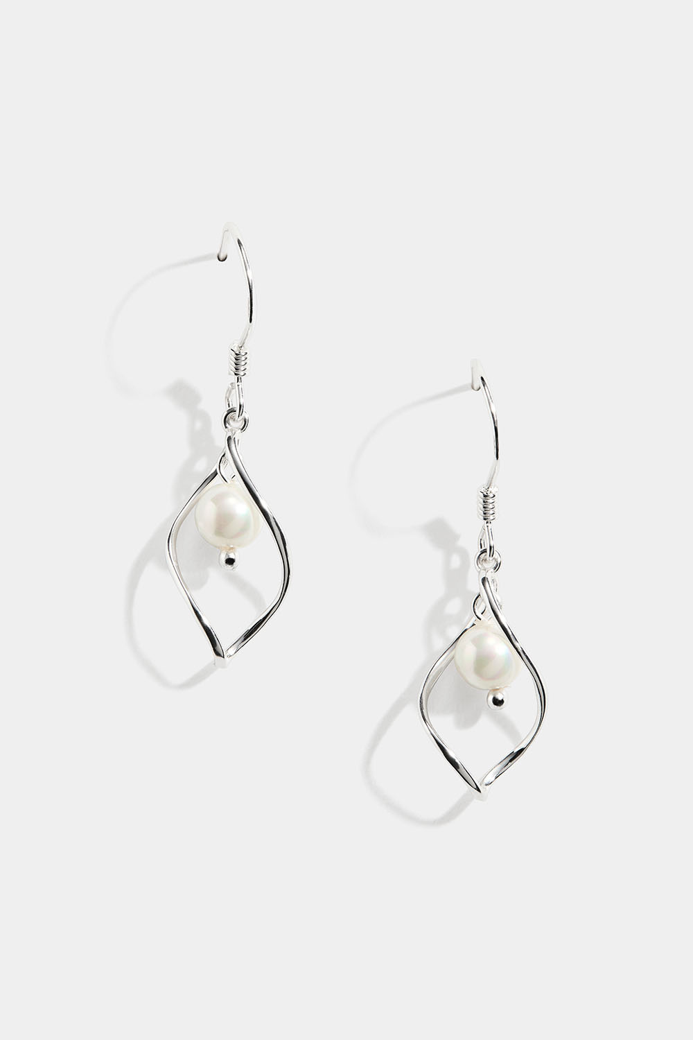 Snoede øreringe i ægte sølv med ferskvandsperle