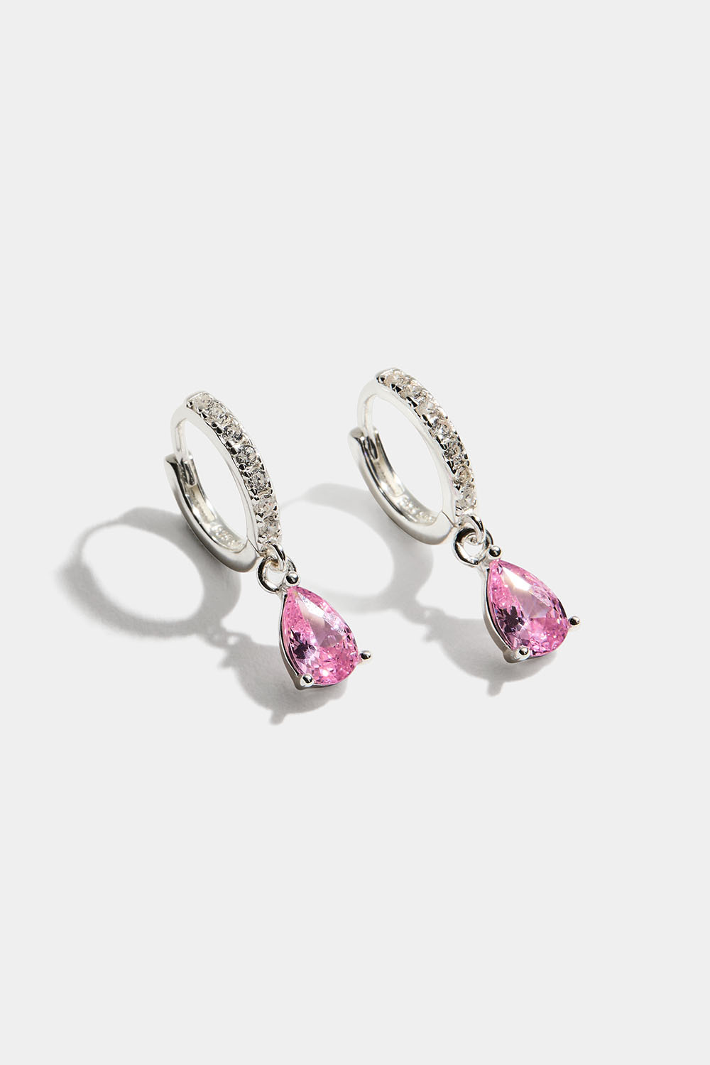 Mini-hoops i ægte sølv med lyserøde dråbeformede vedhæng