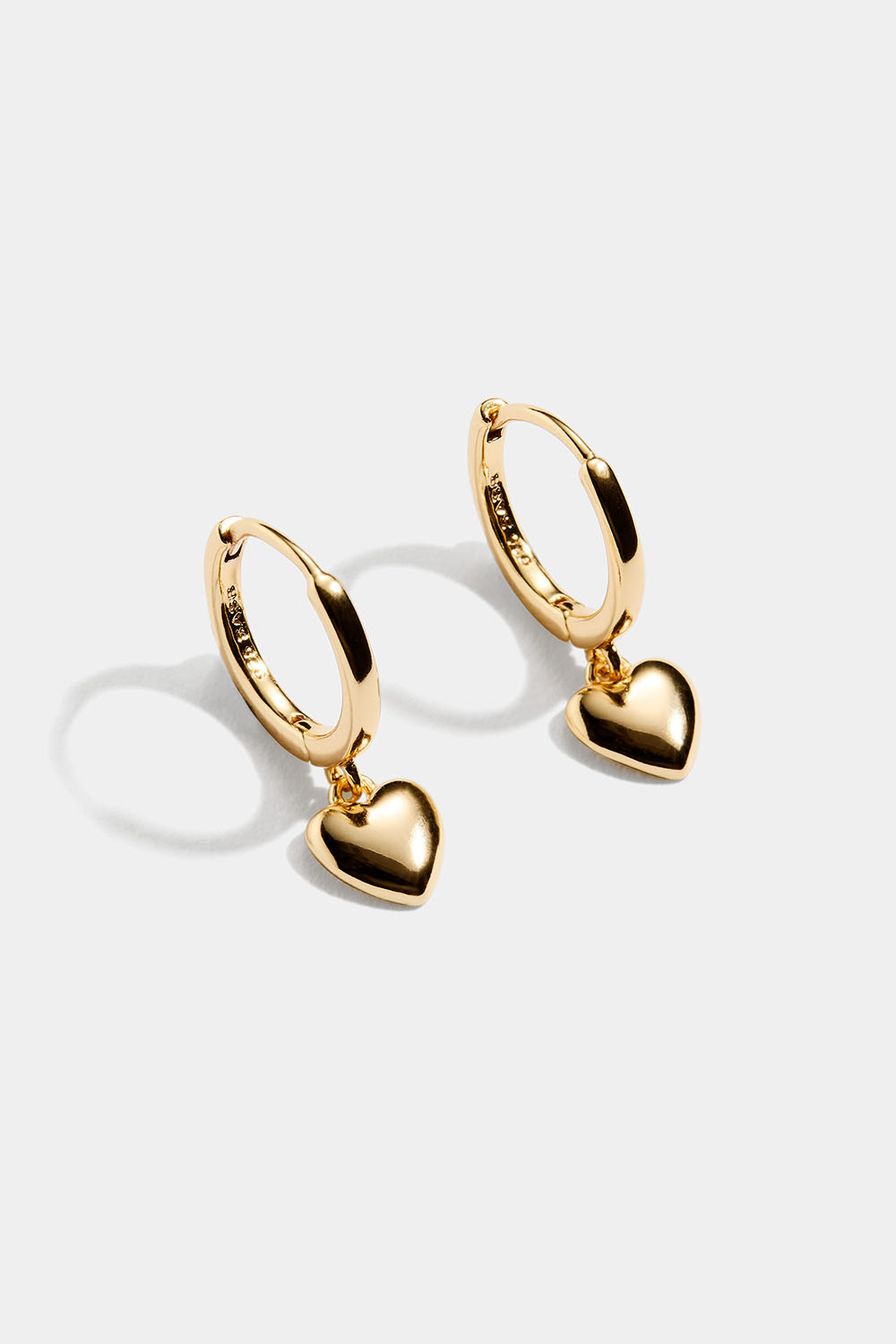 Hoops i 18k forgyldt ægte sølv med hængende hjerter