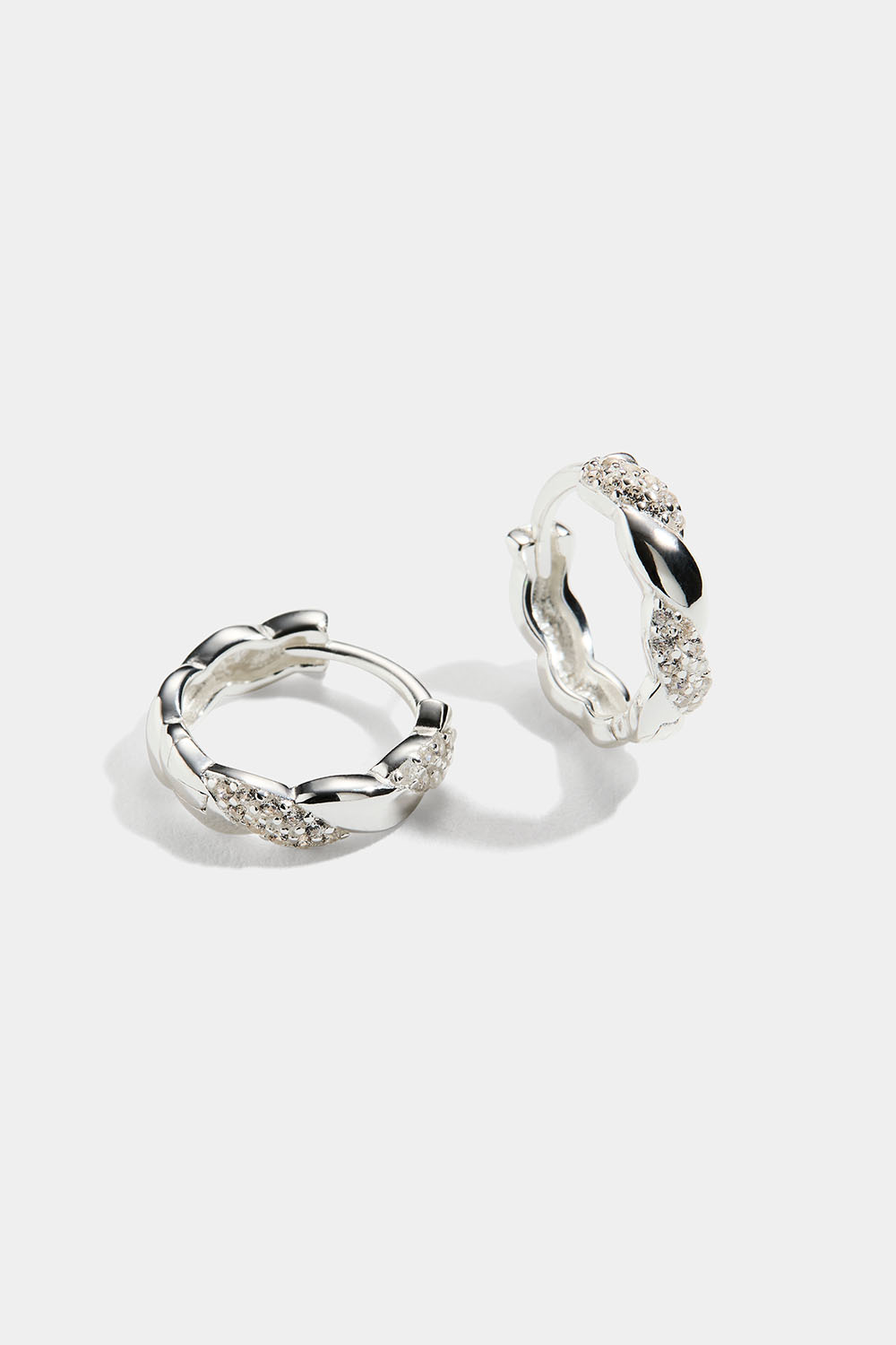Små hoops i ægte sølv med et snoet design og kubisk zirkonia