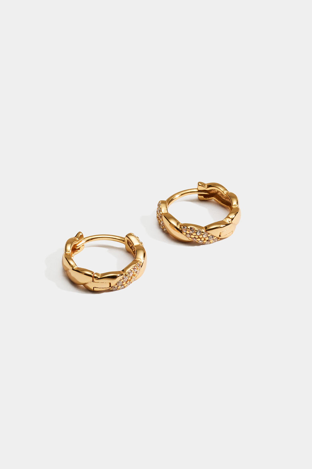 Små hoops i 18k forgyldt ægte sølv med et snoet design og kubisk zirkonia