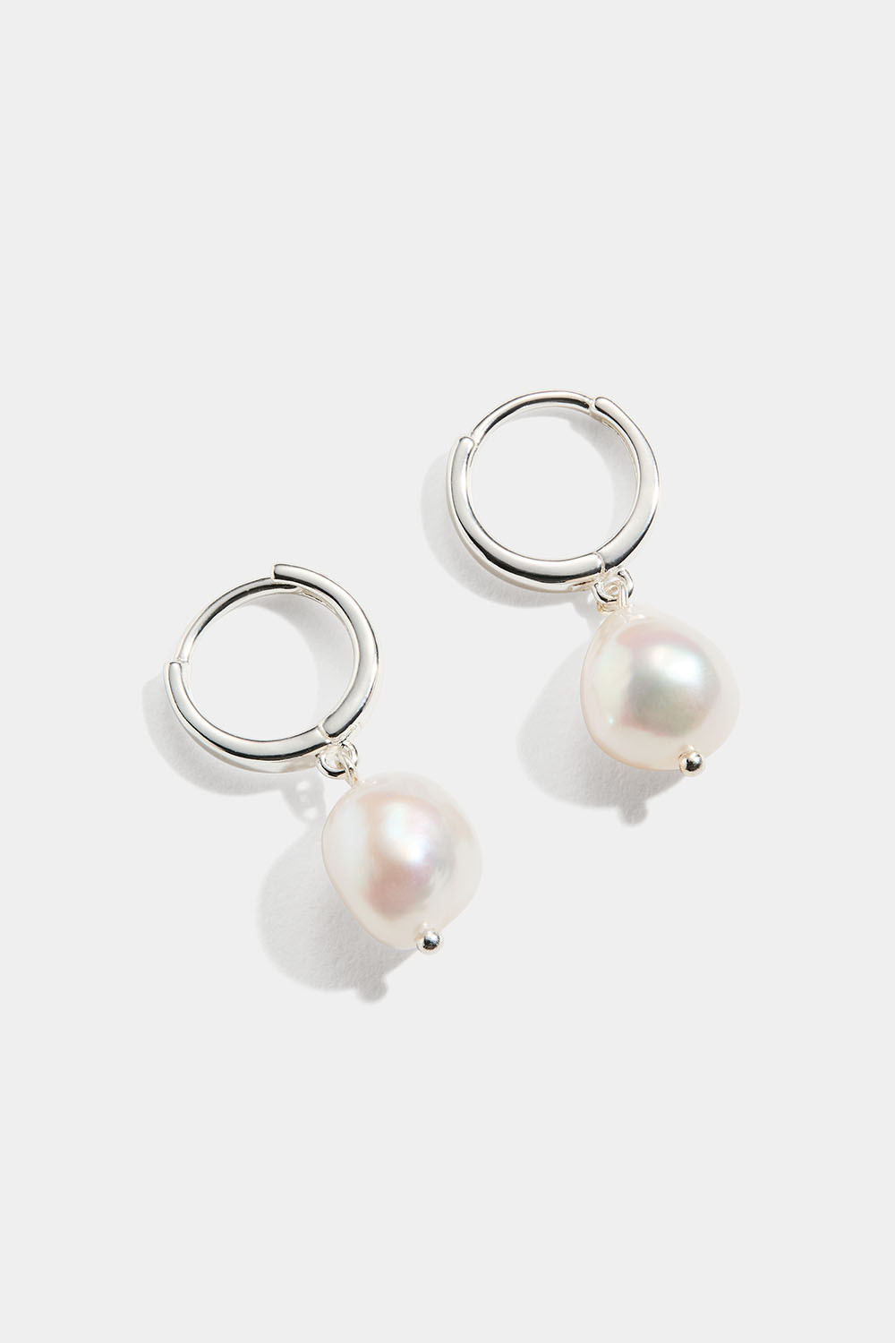 Små hoops i ægte sølv med ferskvandsperle