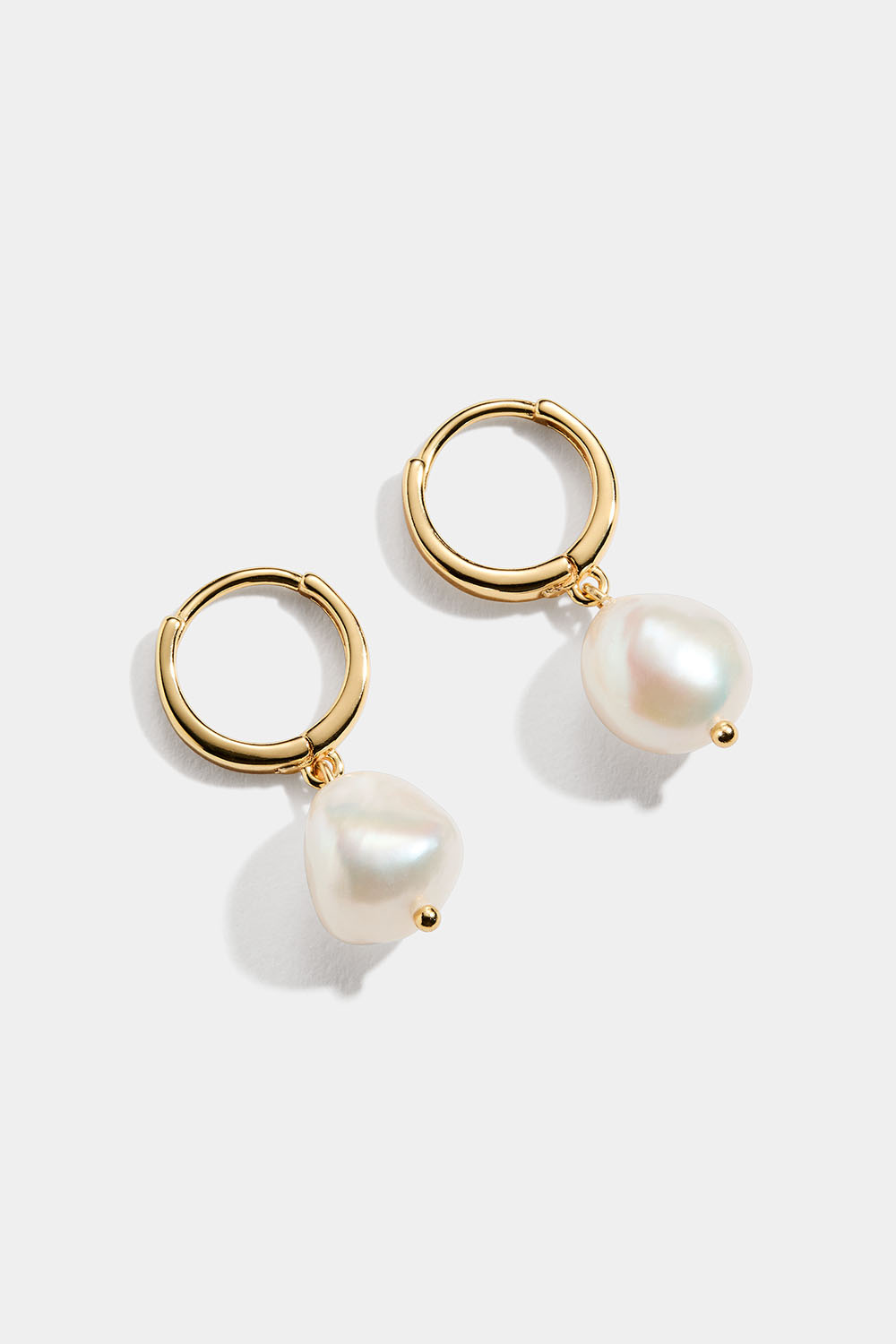 Små hoops i 18 karat forgyldt ægte sølv med ferskvandsperle