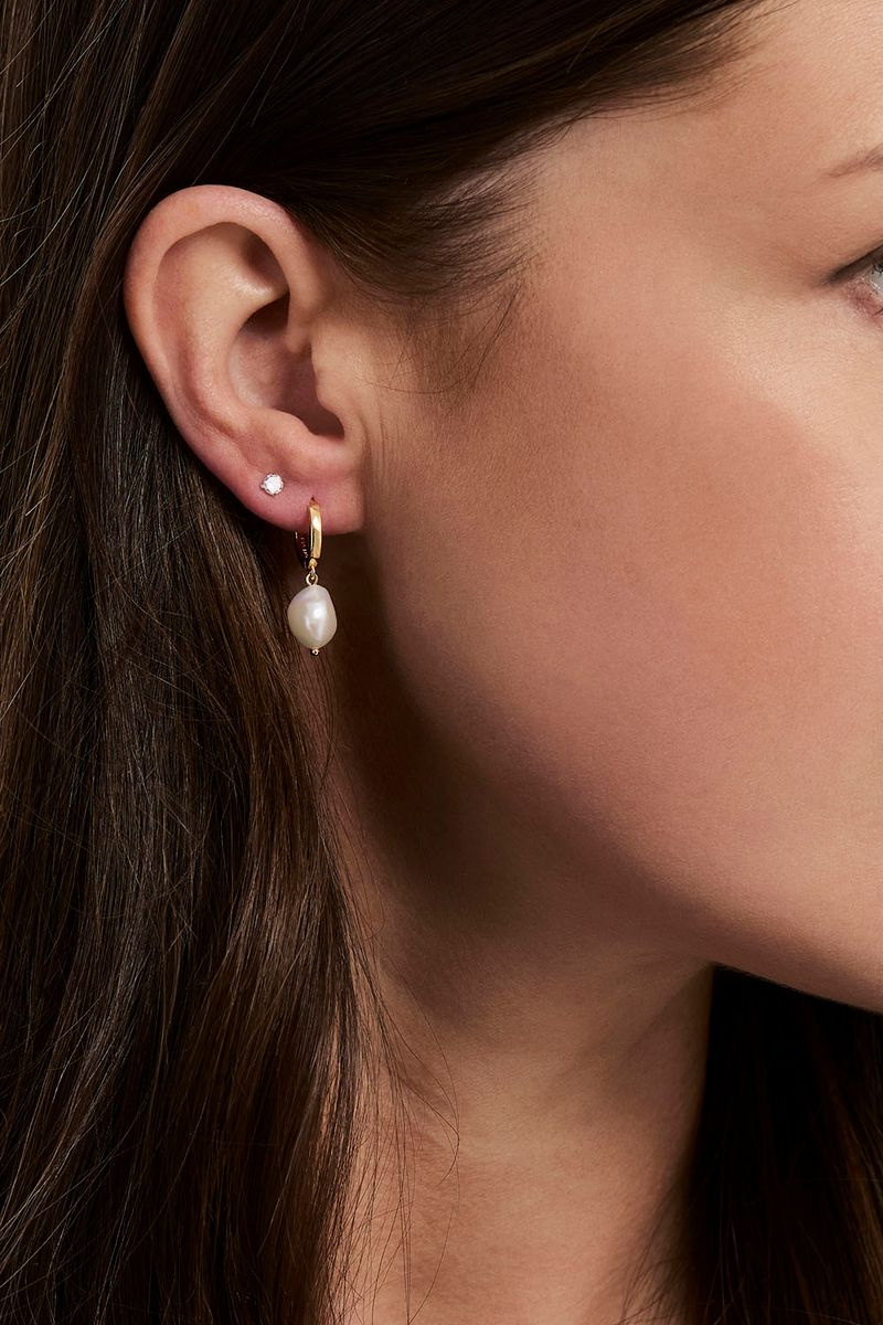 Små hoops i 18 karat forgyldt ægte sølv med ferskvandsperle