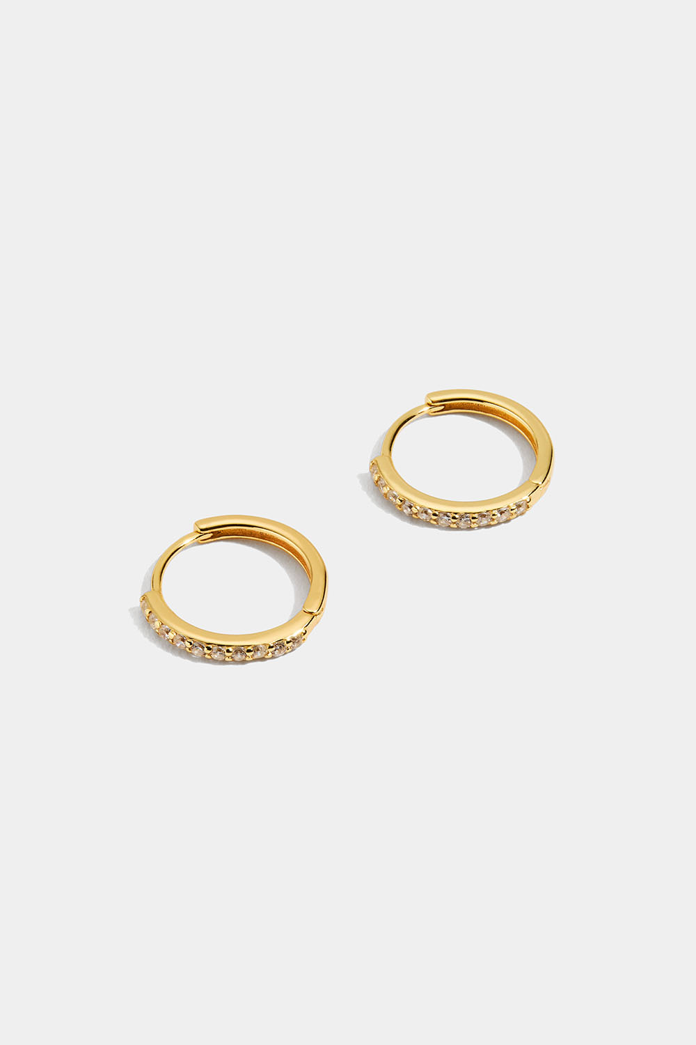 Hoops i 18 karat forgyldt sølv med række af kubisk zirkonia