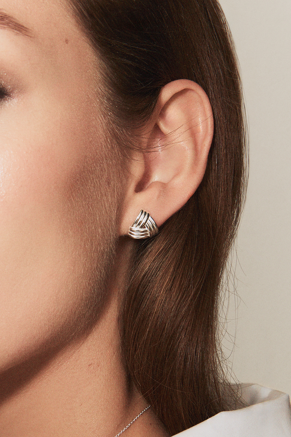 Rillede trekantformede øreringe i ægte sølv 