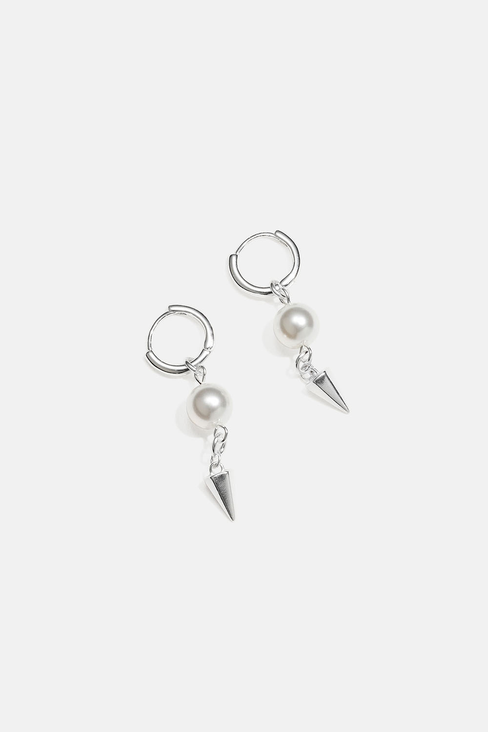 Små hoops i ægte sølv med hængende perler og nitter