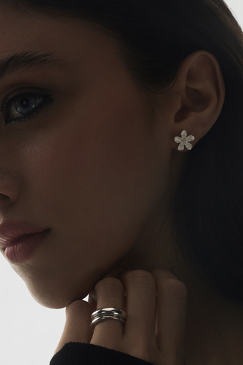 Større ørestikker i ægte sølv med strukturerede blomster