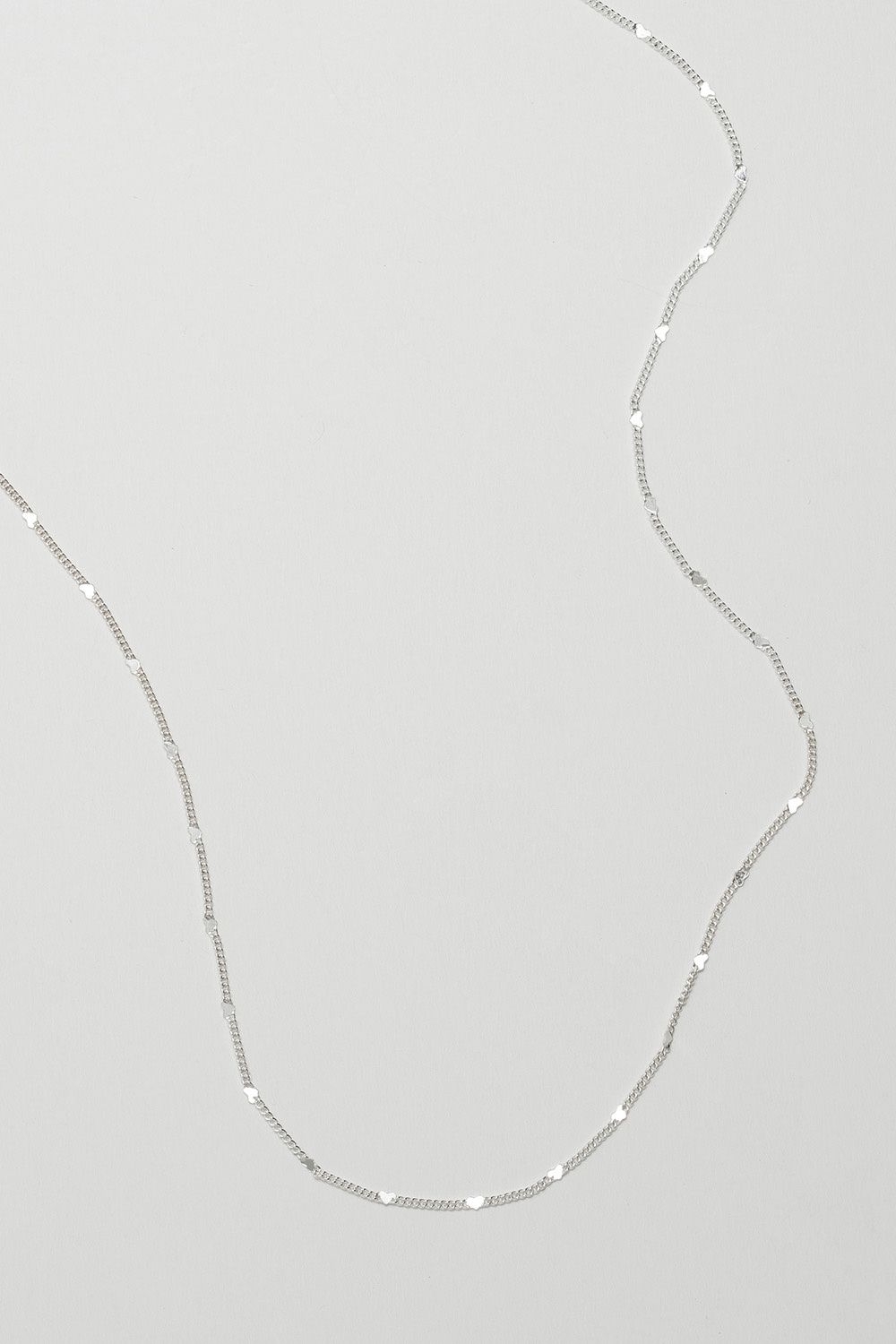 Halskæde i ægte sølv med små hjerter