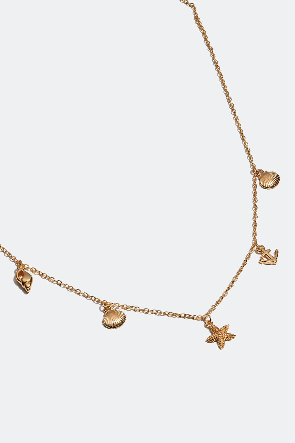 Halskæde i 18 karat forgyldt ægte sølv med skaller, søstjerner og anker