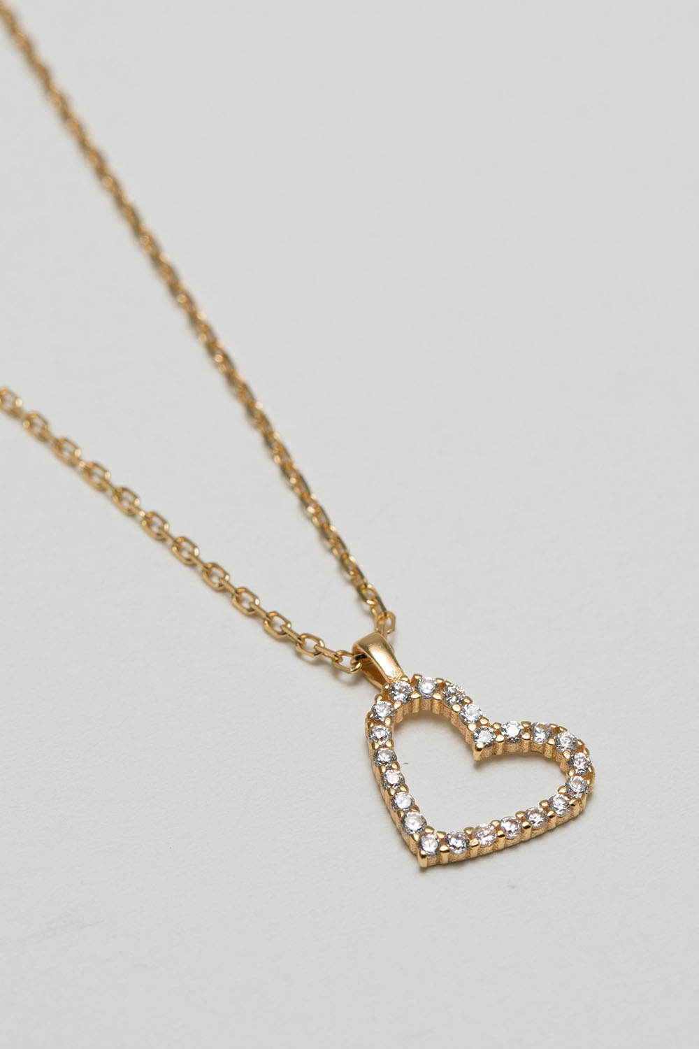 Halskæde i 18k forgyldt sterlingsølv med hjertevedhæng og små kubisk zirkonia