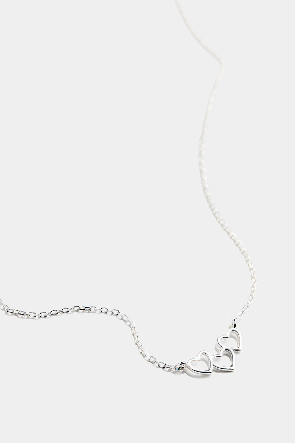 Halskæde i ægte sølv med tre hjerter