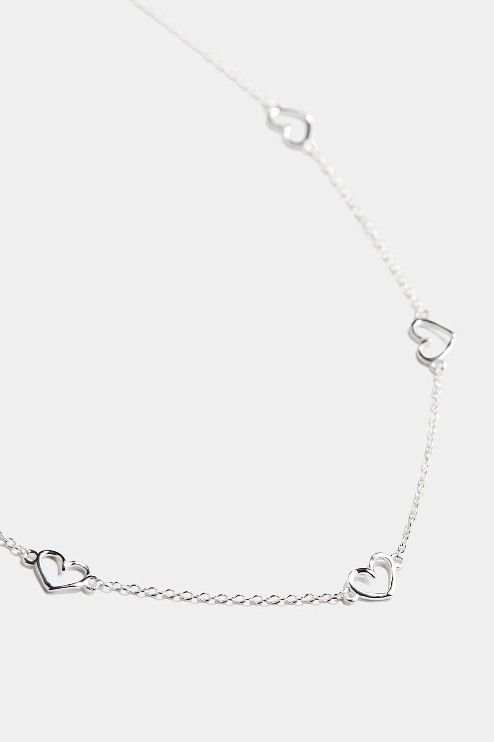 Halskæde i ægte sølv med fem hjerter